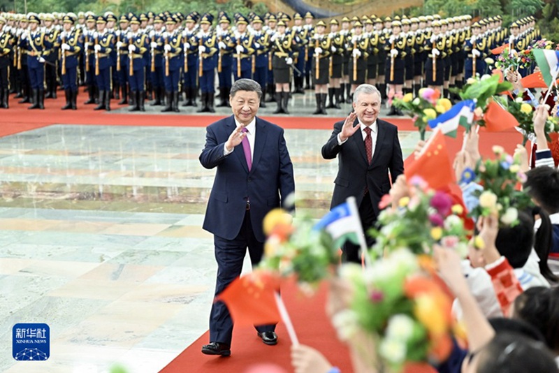 회담에 앞서 시진핑 주석과 미르지요예프 대통령이 인민대회당 북대청에서 열린 환영식에 참석하고 있다.