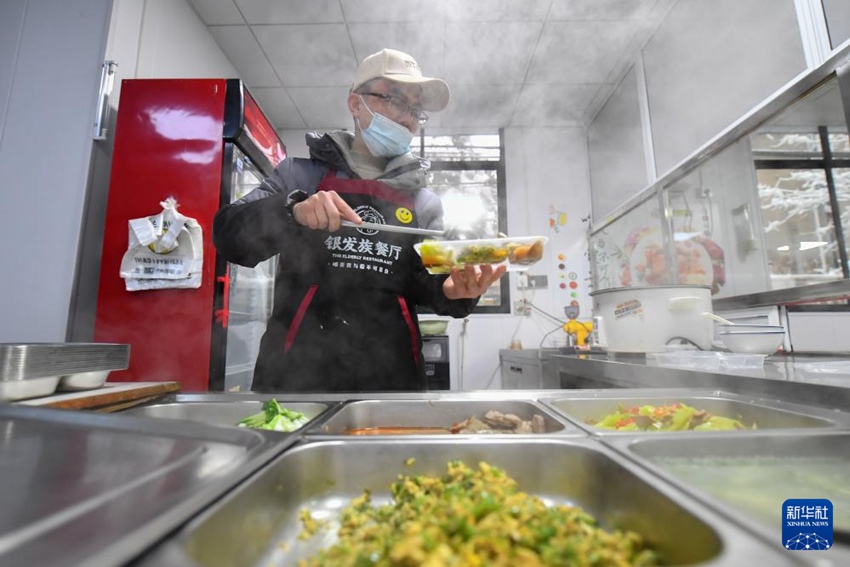 창사시 톈신구 위난제가도 둥과산지역사회 실버족식당에서 종업원이 노인들의 저녁 식사를 포장하고 있다. [1월 22일 촬영/사진 출처: 신화사]
