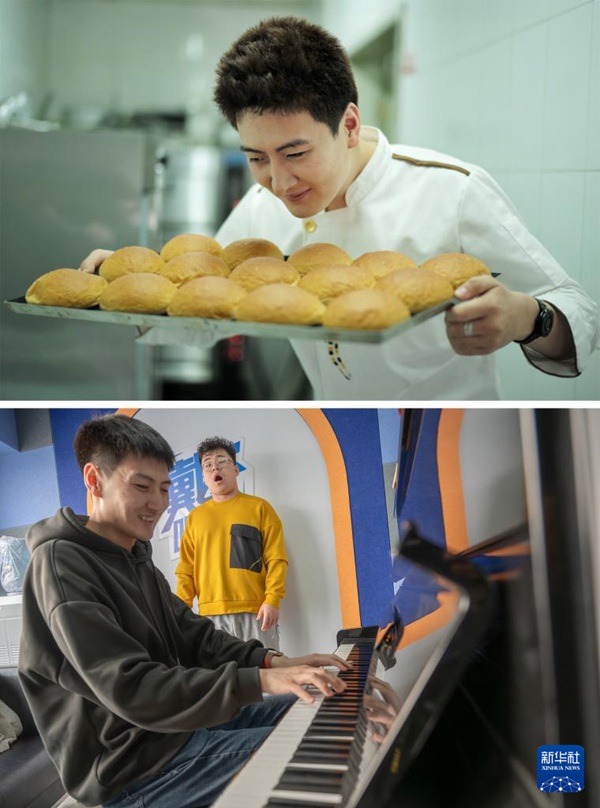 위: 시각장애인 저우하오위 씨가 직접 만든 빵을 보여주고 있다. [2019년 6월 5일 촬영/사진 제공: 저우하오위]아래: 베이징의 한 예대 입시학원에서 한 학생이 시각장애인 저우하오위 씨의 반주에 맞춰 노래를 부르고 있다. [사진 출처: 신화사] 