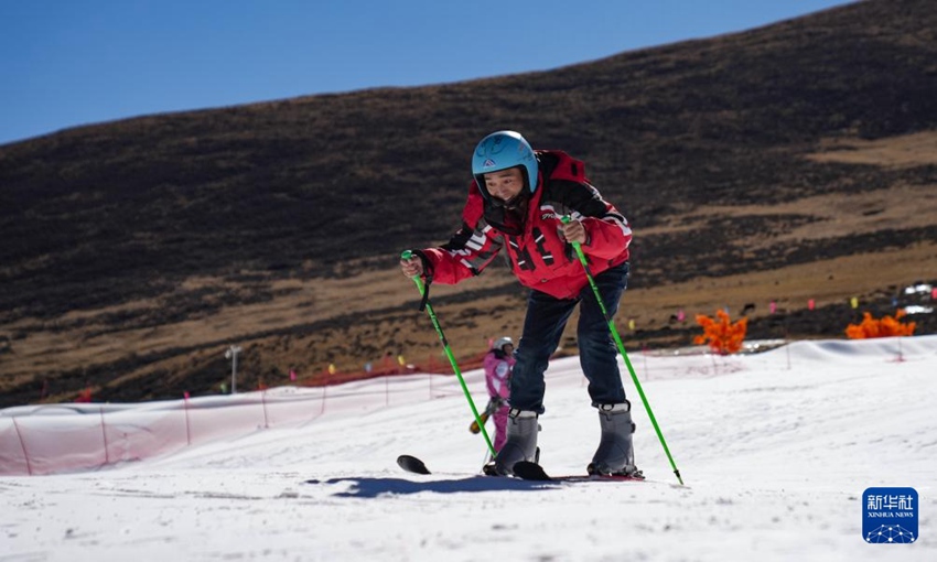 스키어가 모둬 스키장에서 스키를 즐기고 있다. [1월 13일 촬영/사진 출처: 신화사]