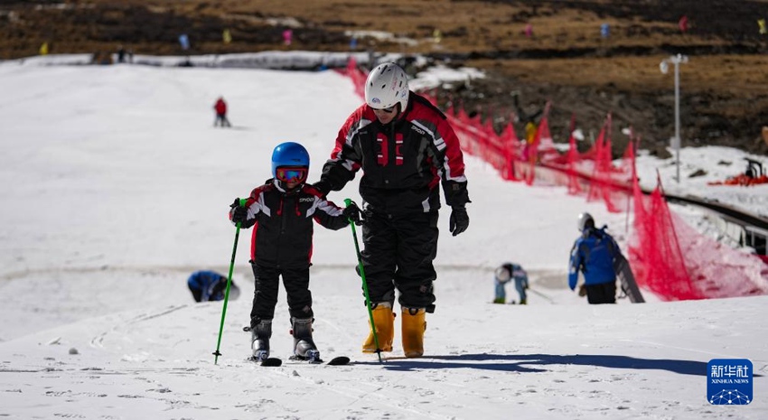 어린이가 스키를 배우고 있다. [1월 13일 촬영/사진 출처: 신화사]