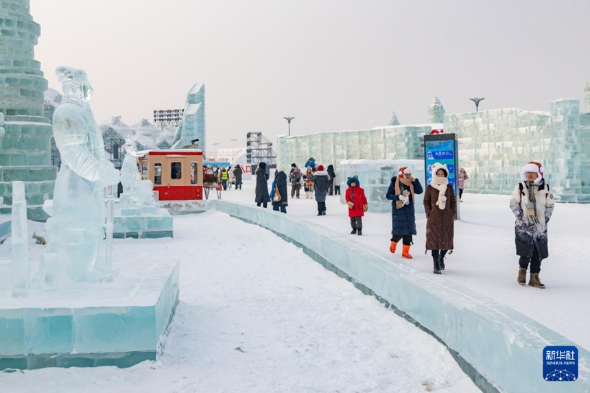 하얼빈 빙설대세계 단지에서 관광객들이 '빙마용'을 구경한다. [1월 23일 촬영/사진 출처: 신화사]