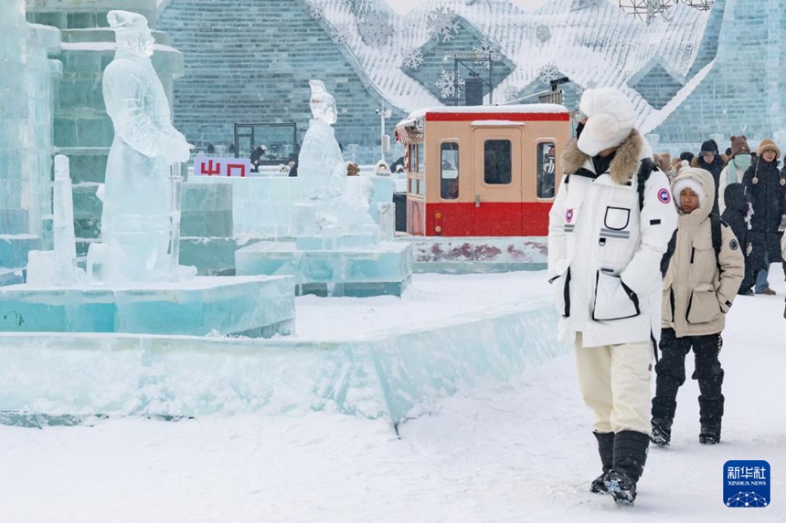 하얼빈 빙설대세계 단지에서 관광객들이 '빙마용'을 구경한다. [1월 23일 촬영/사진 출처: 신화사]