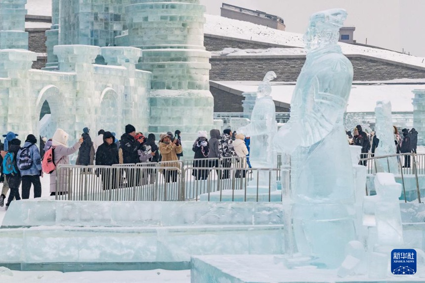 관광객들이 ‘빙마용’ 주변을 구경한다. [1월 23일 촬영/사진 출처: 신화사]