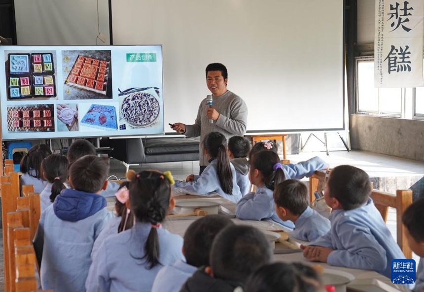 양친펑 씨가 롄탕진 ‘푸장 학당’ 국학공익반 아이들에게 좡가오 제작법을 알려주고 있다. [1월 13일 촬영/사진 출처: 신화사]