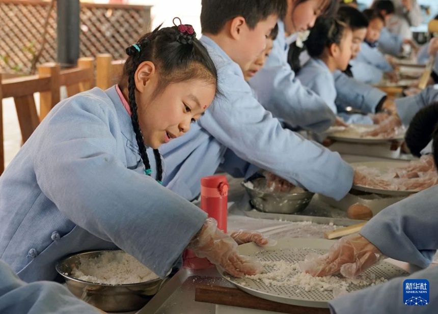 아이들이 좡가오 만들기 체험을 하고 있다. [1월 13일 촬영/사진 출처: 신화사]