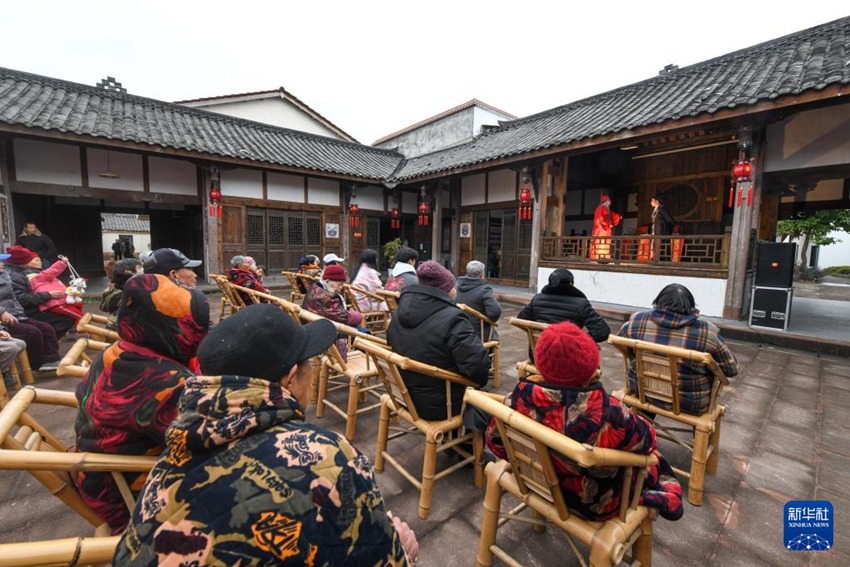 쓰촨성 쯔양시 옌자바촌의 마을 주민들이 천극 공연을 보고 있다. [1월 25일 촬영/사진 출처: 신화사]