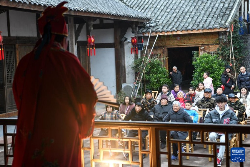 쓰촨성 쯔양시 옌자바촌의 마을 주민들이 천극 공연을 보고 있다. [1월 25일 촬영/사진 출처: 신화사]