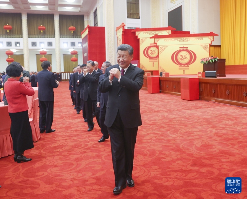 시진핑 등 당과 국가 지도부는 손을 모아 서로 안부를 전하며 새해 인사를 전했다. [사진 출처: 신화사]