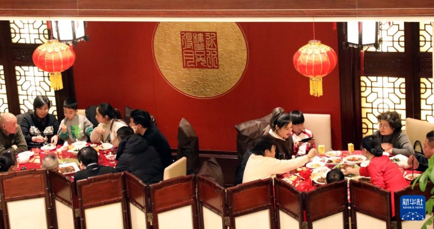 사람들이 장쑤(江蘇)성 쑤저우(蘇州)시의 한 식당에서 ‘퇀위안판’을 먹는다. [2월 9일 촬영/사진 출처: 신화사]