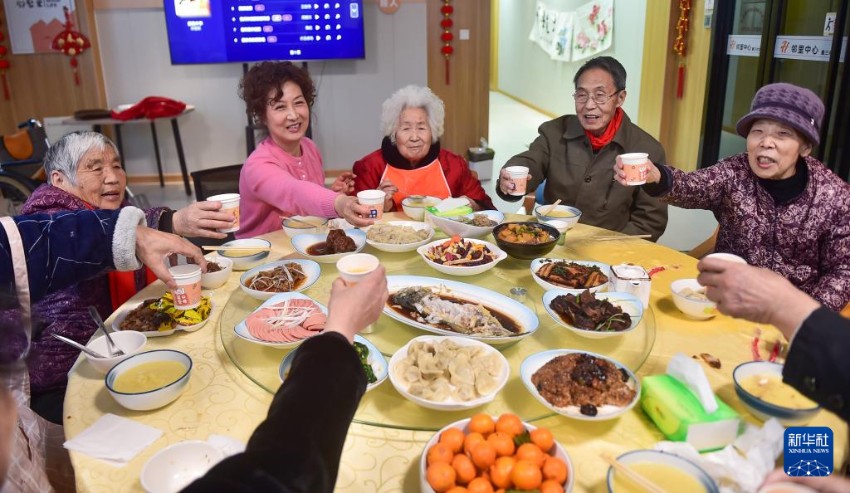 허난(河南)성 뤄양(洛陽)시 젠시(澗西)구의 한 양로센터에서 노인과 가족이 함께 ‘퇀위안판’을 먹는다. [2월 9일 촬영/사진 출처: 신화사]