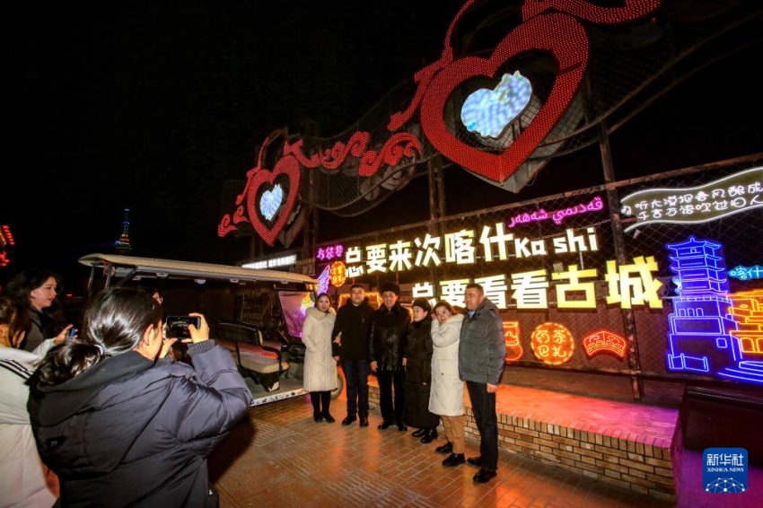 관광객들이 신장 카스 고성에서 기념사진을 찍는다. [2월 4일 촬영/사진 출처: 신화사]