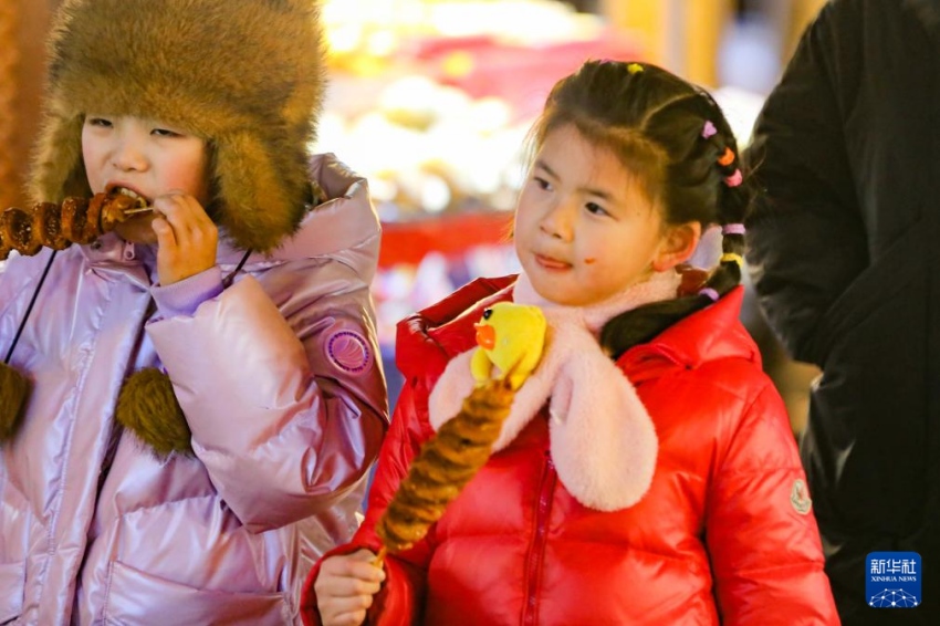 어린이들이 신장 카스 고성 한바자 야시장에서 먹거리를 즐긴다. [2월 4일 촬영/사진 출처: 신화사]