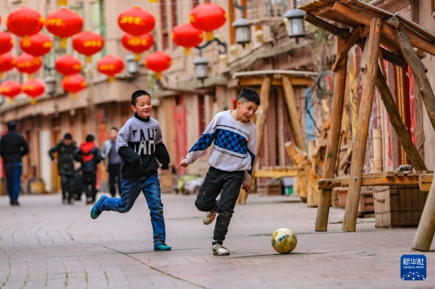 어린이들이 신장 카스 고성 골목에서 공을 찬다. [2월 5일 촬영/사진 출처: 신화사]