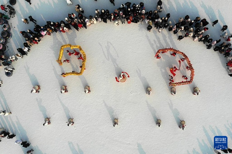 10일 하얼빈 빙설대세계를 찾은 방문객들이 용춤 공연을 구경하고 있다. [드론 사진]