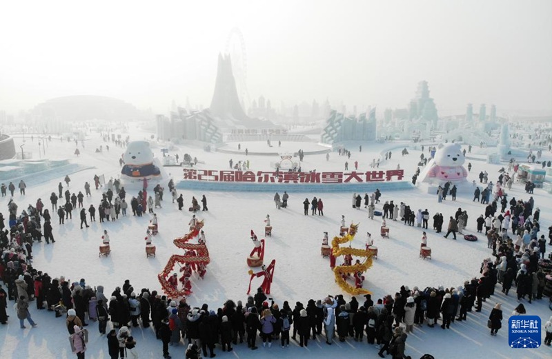 10일 하얼빈 빙설대세계를 찾은 방문객들이 용춤 공연을 구경하고 있다. [드론 사진]