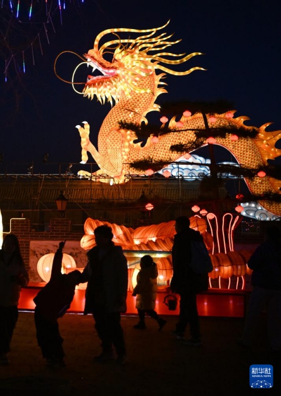 12일 허난(河南)성 싼먼샤(三門峽)에 열린 ‘용의 해’ 등불축제를 찾은 관광객들