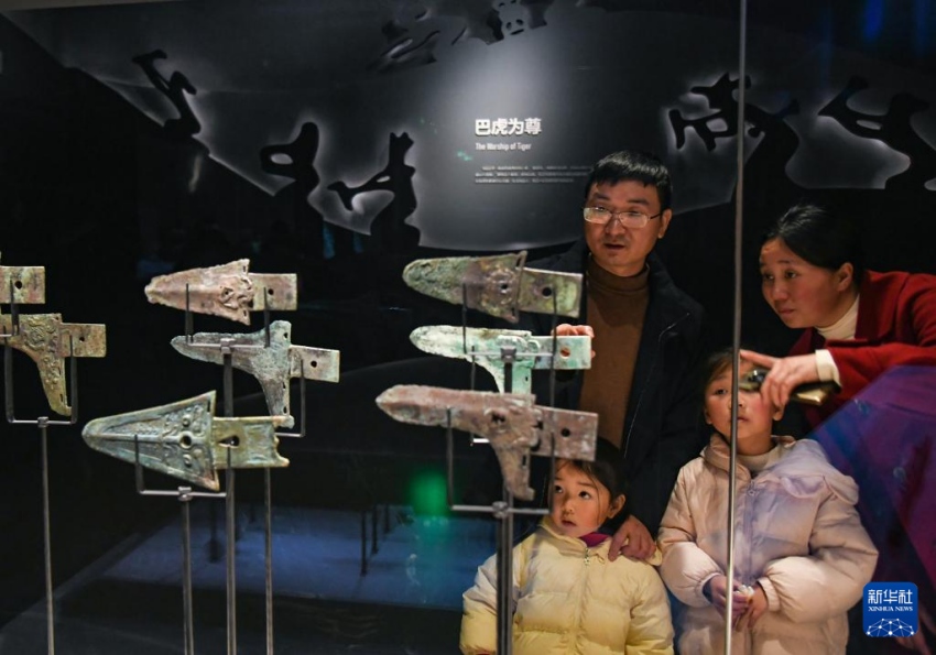 14일 쓰촨성 쉬안한현 뤄자바유적박물관을 찾은 관광객들