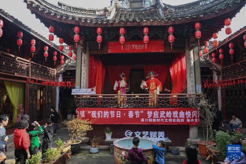 14일 저장성 닝보시 펑화구 시커우진 우산(武山)묘에서 공연이 펼쳐지고 있다.