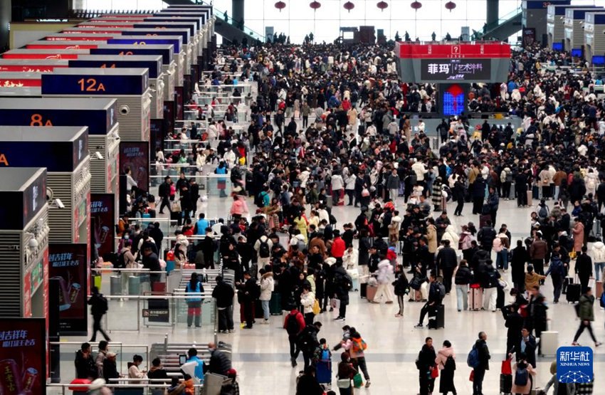 여행객들이 정저우둥역 대합실에서 열차를 기다리고 있다. [2월 17일 촬영/사진 출처: 신화사]
