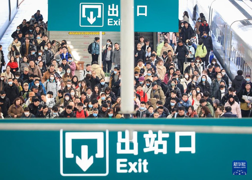 여행객들이 난징(南京)기차역에서 내리고 있다. [2월 17일 촬영/사진 촬영: 쑤양(蘇陽)]