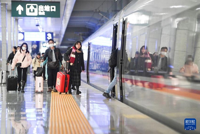 여행객들이 충칭(重慶) 사핑바(沙坪壩)역에서 열차에 탑승하고 있다. [2월 17일 촬영/사진 출처: 신화사]
