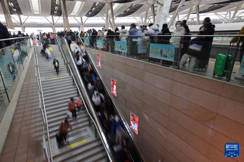 여행객들이 베이징난(北京南)역에서 하차하고 있다. [2월 17일 촬영/사진 출처: 신화사]