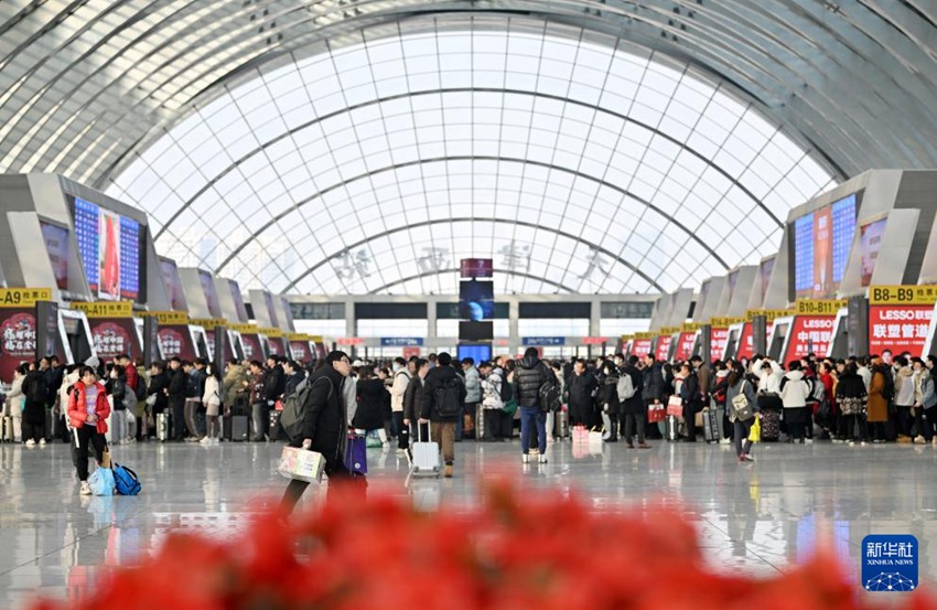 여행객들이 톈진시역 대합실에서 열차를 기다리고 있다. [2월 17일 촬영/사진 출처: 신화사]
