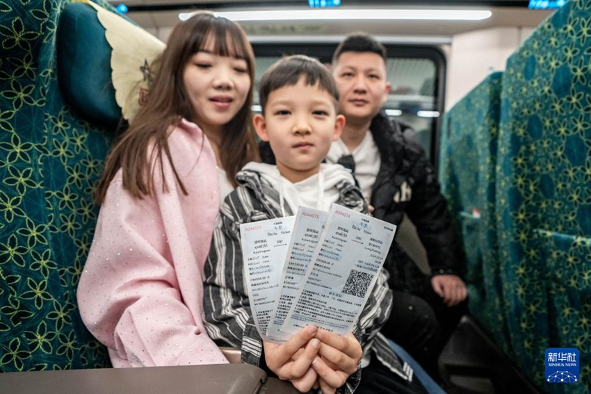 윈난(雲南) 쿤밍(昆明), 중국-라오스 국제 여객열차를 타고 라오스로 가는 관광객들이 차표를 보여준다. [2월 14일 촬영/사진 출처: 신화사]