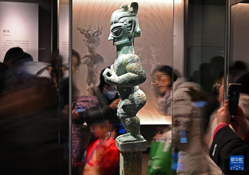 관광객들이 상하이박물관 동관에 전시된 싼싱두이(三星堆, 삼성퇴) 청동 인물 조각상을 관람한다. [2월 15일 촬영/사진 출처: 신화사]