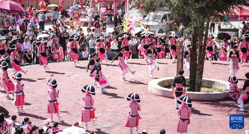 2월 19일, 먀오족 주민들이 행사장에서 춤을 추고 있다.