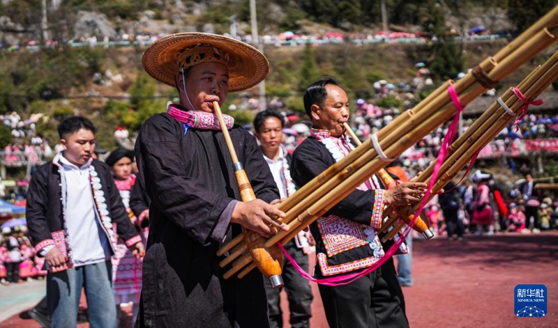 2월 19일, 먀오족 주민들이 루성을 연주하고 있다.