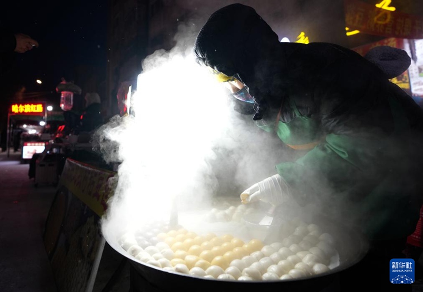 하얼빈 훙좐제아침시장에서 시장 상인이 녠더우바오(粘豆包: 찹쌀진빵)를 팔고 있다. [1월 22일 촬영/사진 출처: 신화사]