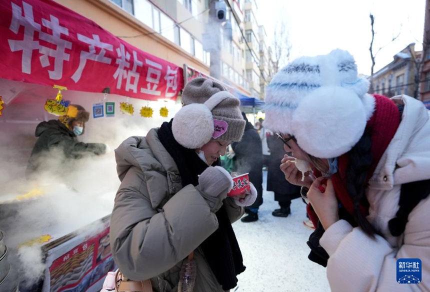 상하이에서 온 관광객들이 녠더우바오를 맛보고 있다. [1월 22일 촬영/사진 출처: 신화사]