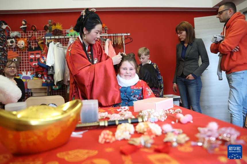 벨기에 어린이가 한푸(漢服) 체험해 본다. [2월 24일 촬영/사진 출처: 신화사]