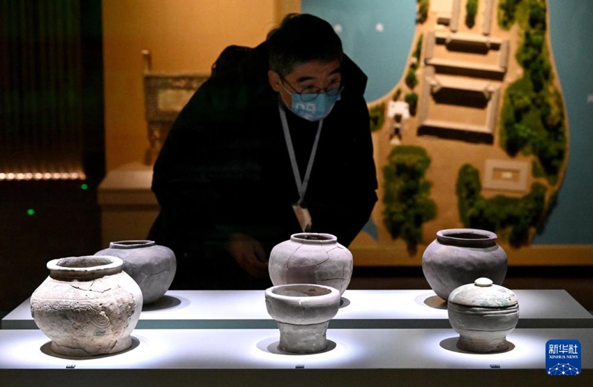 관람객이 인쉬박물관에서 전시품을 관람한다. [2월 26일 촬영/사진 출처: 신화사]