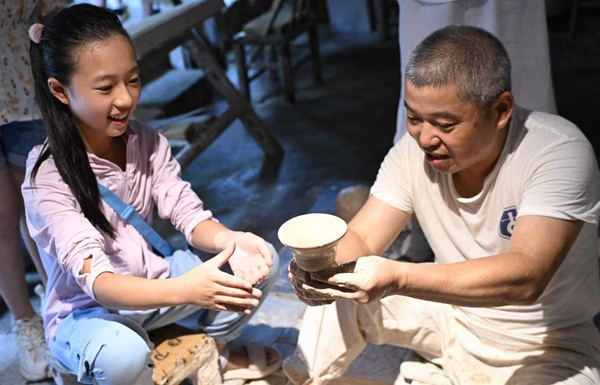 초등학생이 장시성 징더전 고대 도요지 민속박람관에서 도자기 제작 기술을 배우고 있다. [사진 촬영: 왕쉬중(王須中)]