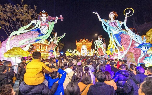 2월 10일, 관광객들이 쓰촨성 쯔궁시에서 열린 제30회 쯔궁 국제공룡등불축제에서 등불을 구경하고 있다. [사진 촬영: 쉐쥔(薛俊)]