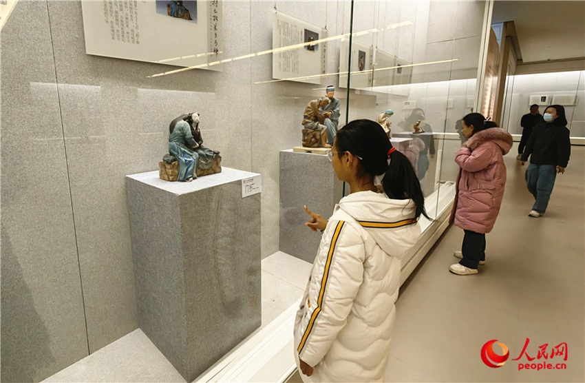 시민과 관광객들이 전시회 관람을 통해 무형문화재의 매력을 느낀다.