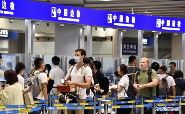 지난해 6월 1일 베이징 서우두(首都)국제공항에서 여행객이 출입국 수속을 밟기 위해 대기하고 있다. 