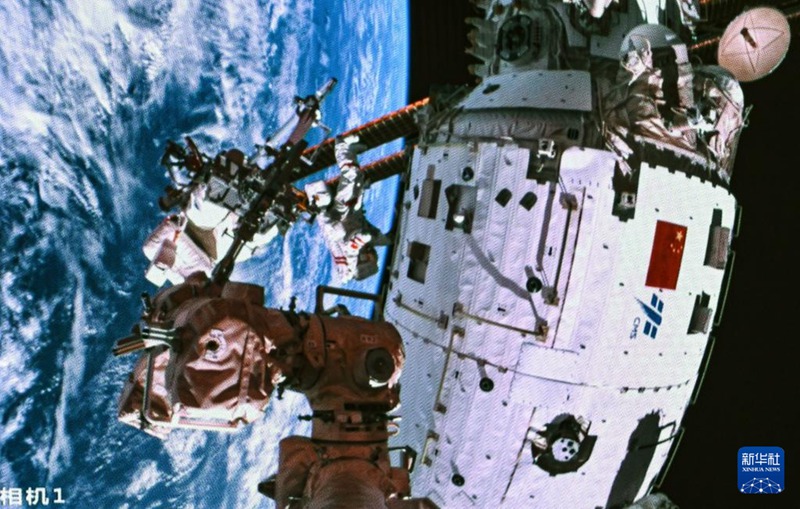 선저우 17호 우주비행사 2차 선외활동에 성공 “선외 보수임무 첫 완수”