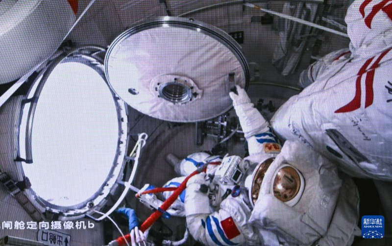 3월 2일, BACC에서 촬영한 선저우 17호 우주비행사가 외부활동을 위해 원톈 실험모듈의 선실문을 여는 모습