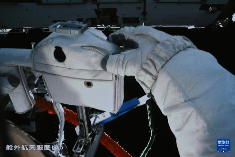 3월 2일, BACC에서 촬영한 선저우 17호 장신린 우주비행사의 외부활동 중 영상 수집 모습