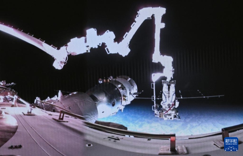 3월 2일, BACC에서 촬영한 선저우 17호 장신린 우주비행사가 우주정거장 기계팔의 보조로 진행한 외부활동 모습
