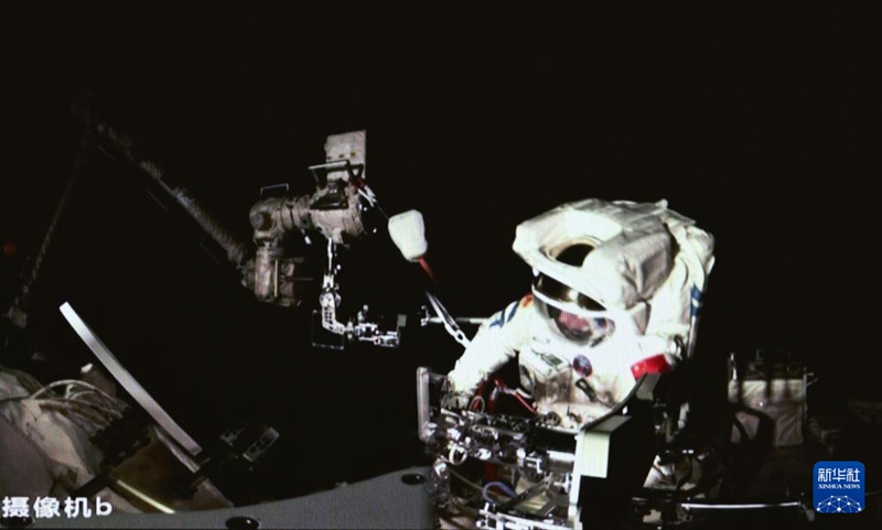 3월 2일, BACC에서 촬영한 선저우 17호 장신린 우주비행사의 선외활동 모습