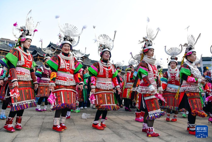 구이저우성 카이리시 저우시진에서 먀오족 소녀들이 전통의상을 입고 춤을 춘다. [3월 2일 촬영/사진 출처: 신화사]