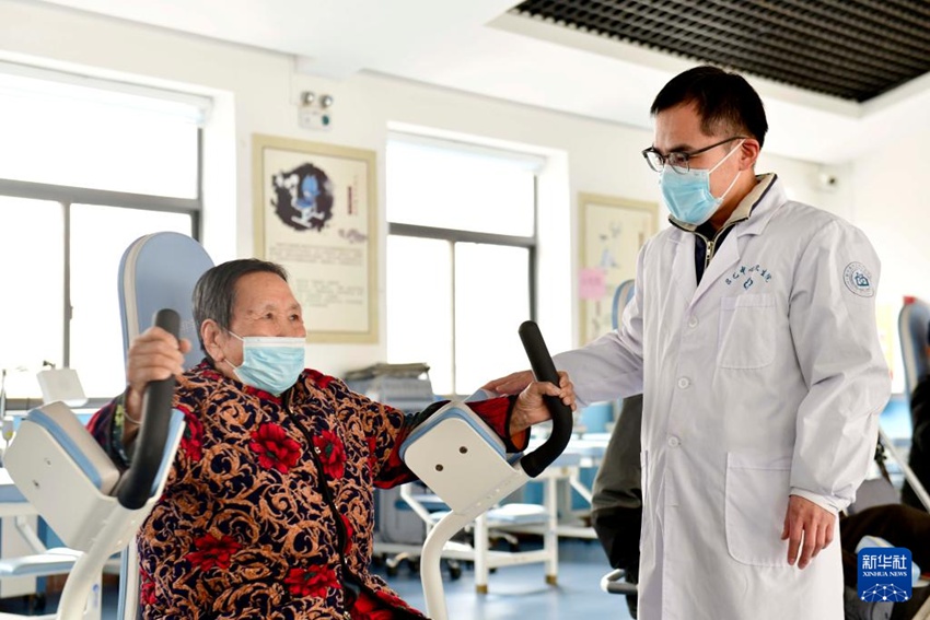 보화 노인아파트에서 의료진이 노인의 재활 훈련을 돕는다. [3월 2일 촬영/사진 출처: 신화사]