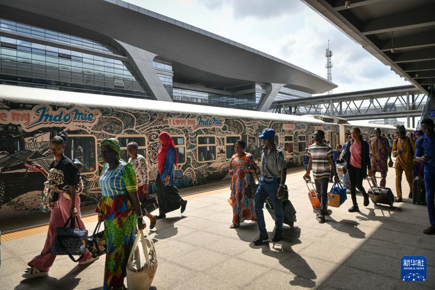 승객들이 하차 후 역을 벗어나고 있다. [3월 2일 촬영/사진 출처: 신화사]