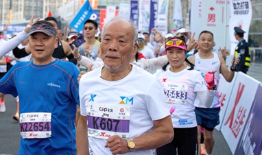 샤먼 마라톤 최고령 참가자 “달리기 경주에서 나를 이기는 것이 승리”