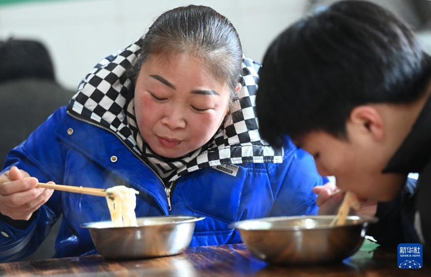 광시 취안저우현 취안저우진에서 사람들이 훙유미펀을 맛보고 있다. [1월 25일 촬영/사진 출처: 신화사]